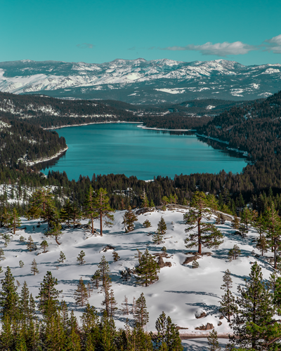 Winter Hiking Guide: Gear, Clothing, and Safety Tips